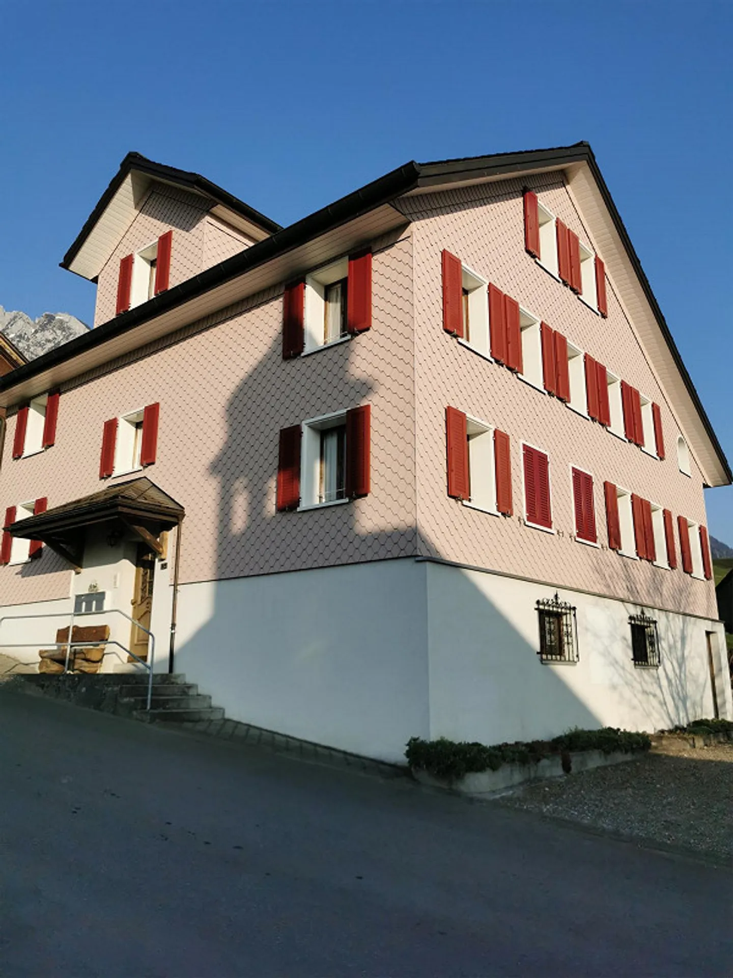 Partially furnished 3-room penthouse apartment with a wide view - Photo 1 of 10