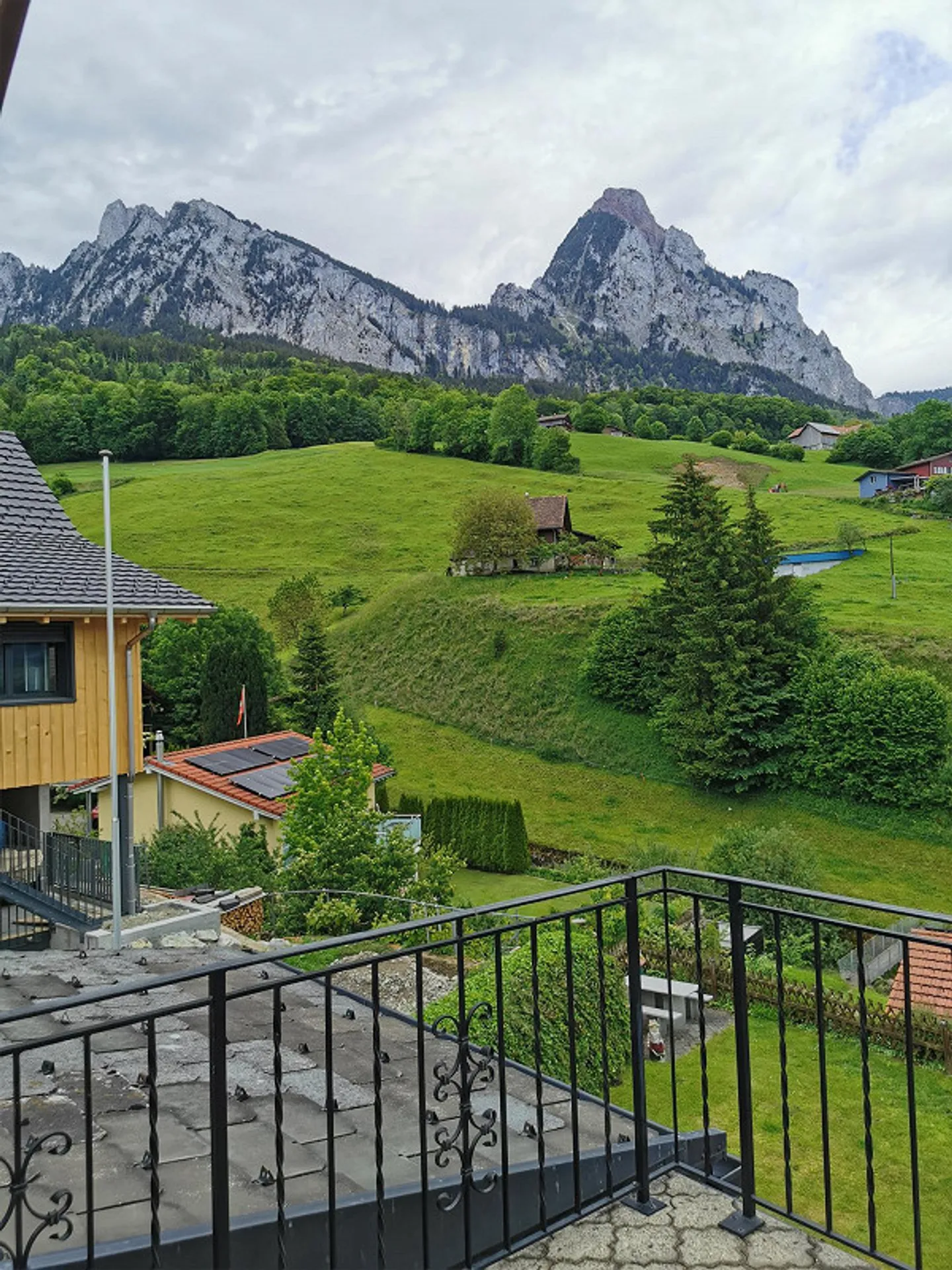 Partially furnished 3-room penthouse apartment with a wide view - Photo 3 of 10