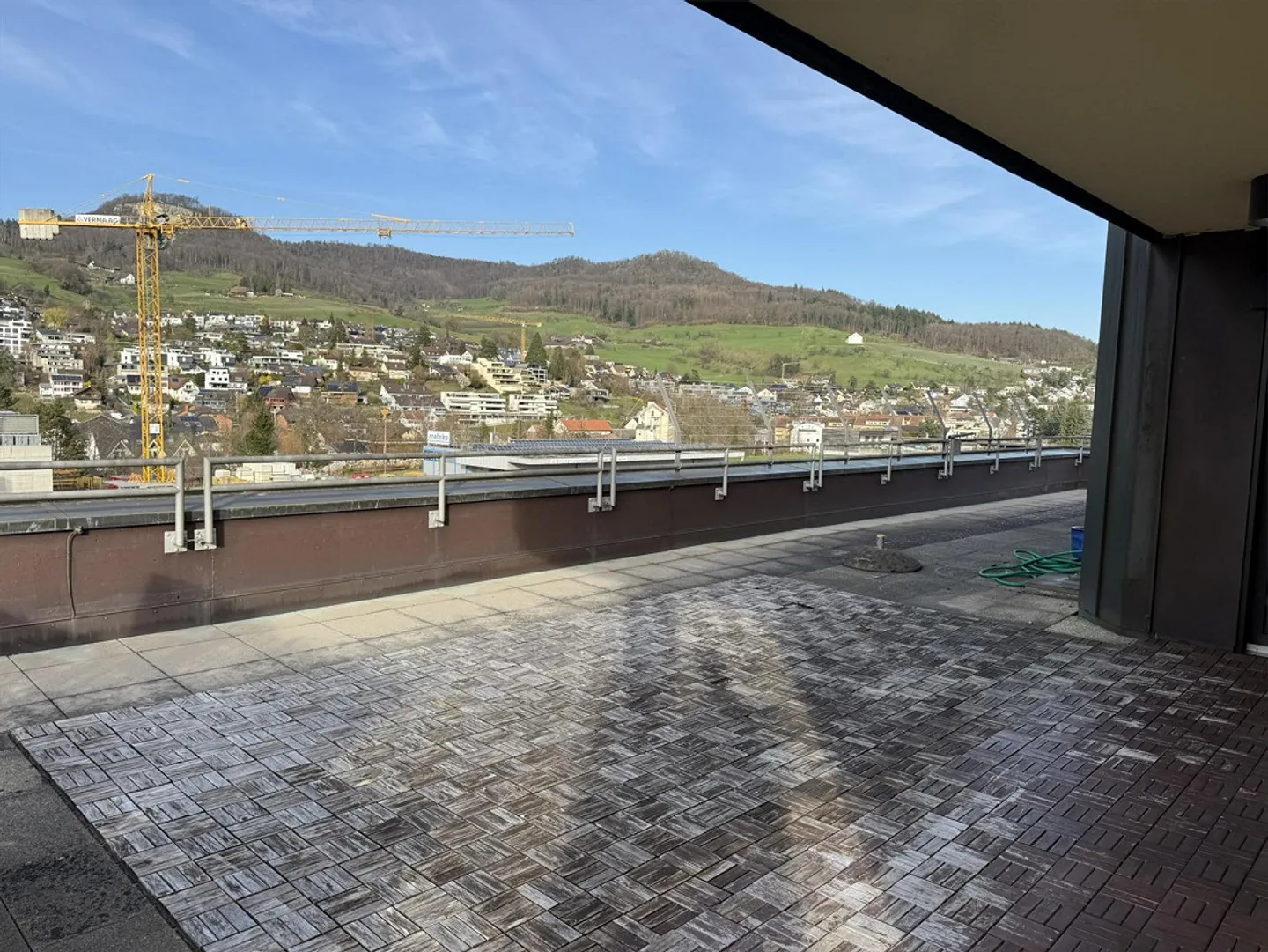 Ampio appartamento attico di 4,5 stanze con giardino sul tetto - Foto 1 di 17