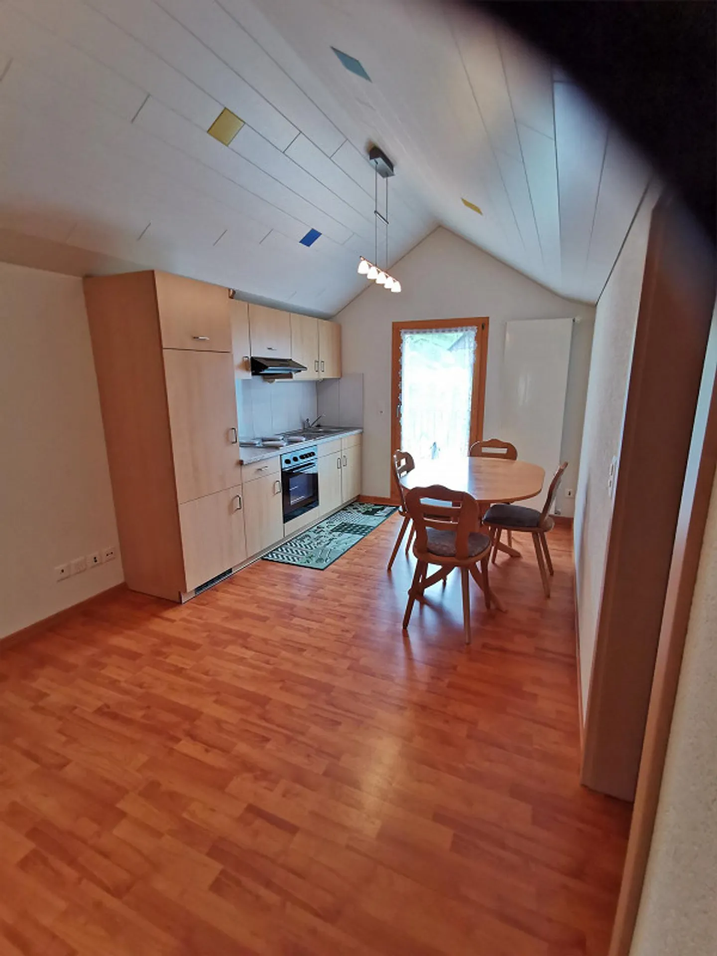 Partially furnished 3-room penthouse apartment with a wide view - Photo 4 of 10