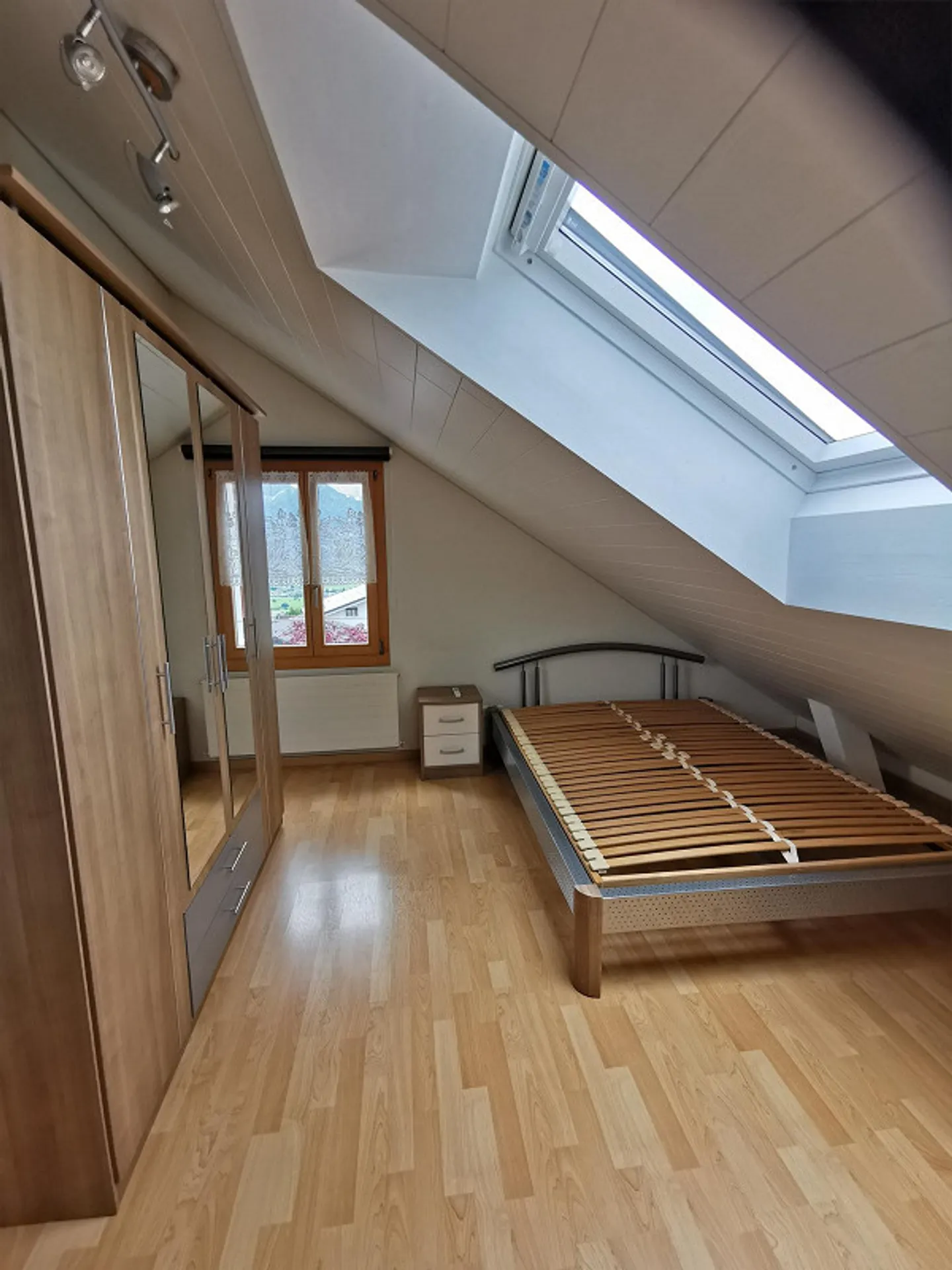 Partially furnished 3-room penthouse apartment with a wide view - Photo 5 of 10