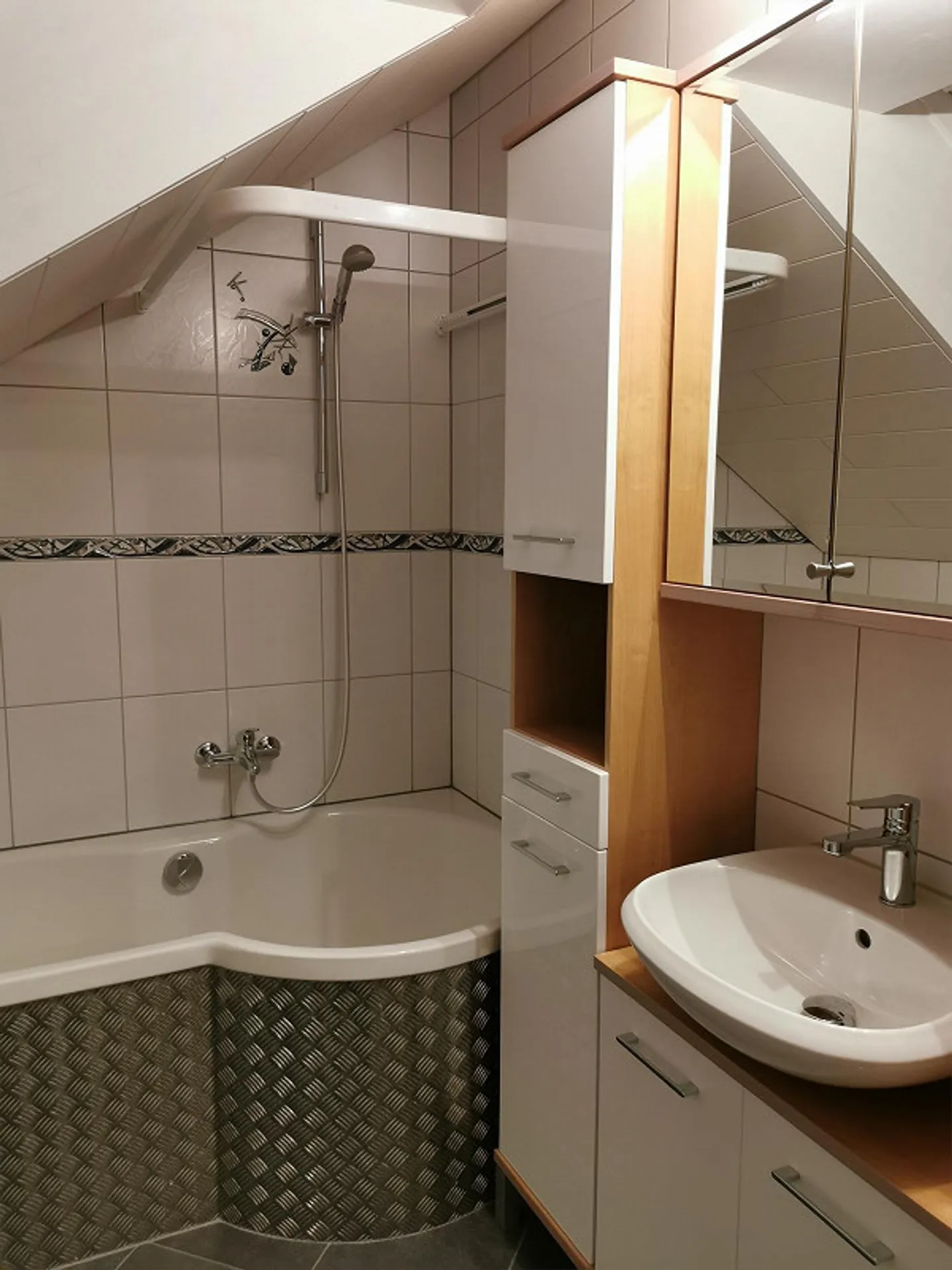 Partially furnished 3-room penthouse apartment with a wide view - Photo 10 of 10