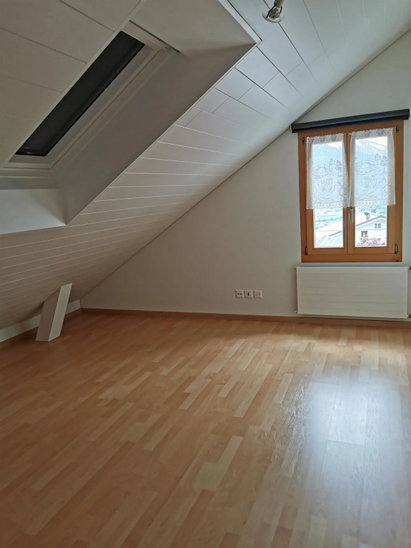 Partially furnished 3-room penthouse apartment with a wide view - Photo 6 of 10