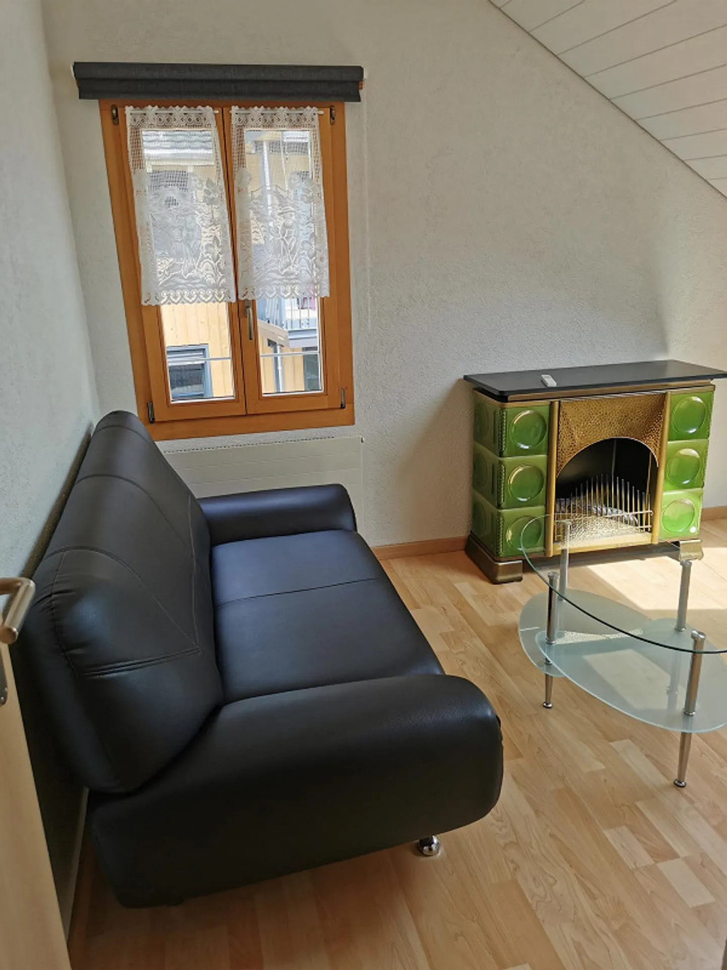 Partially furnished 3-room penthouse apartment with a wide view - Photo 7 of 10