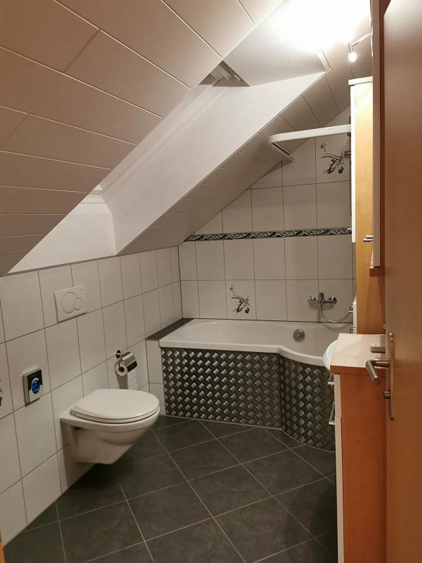 Partially furnished 3-room penthouse apartment with a wide view - Photo 9 of 10