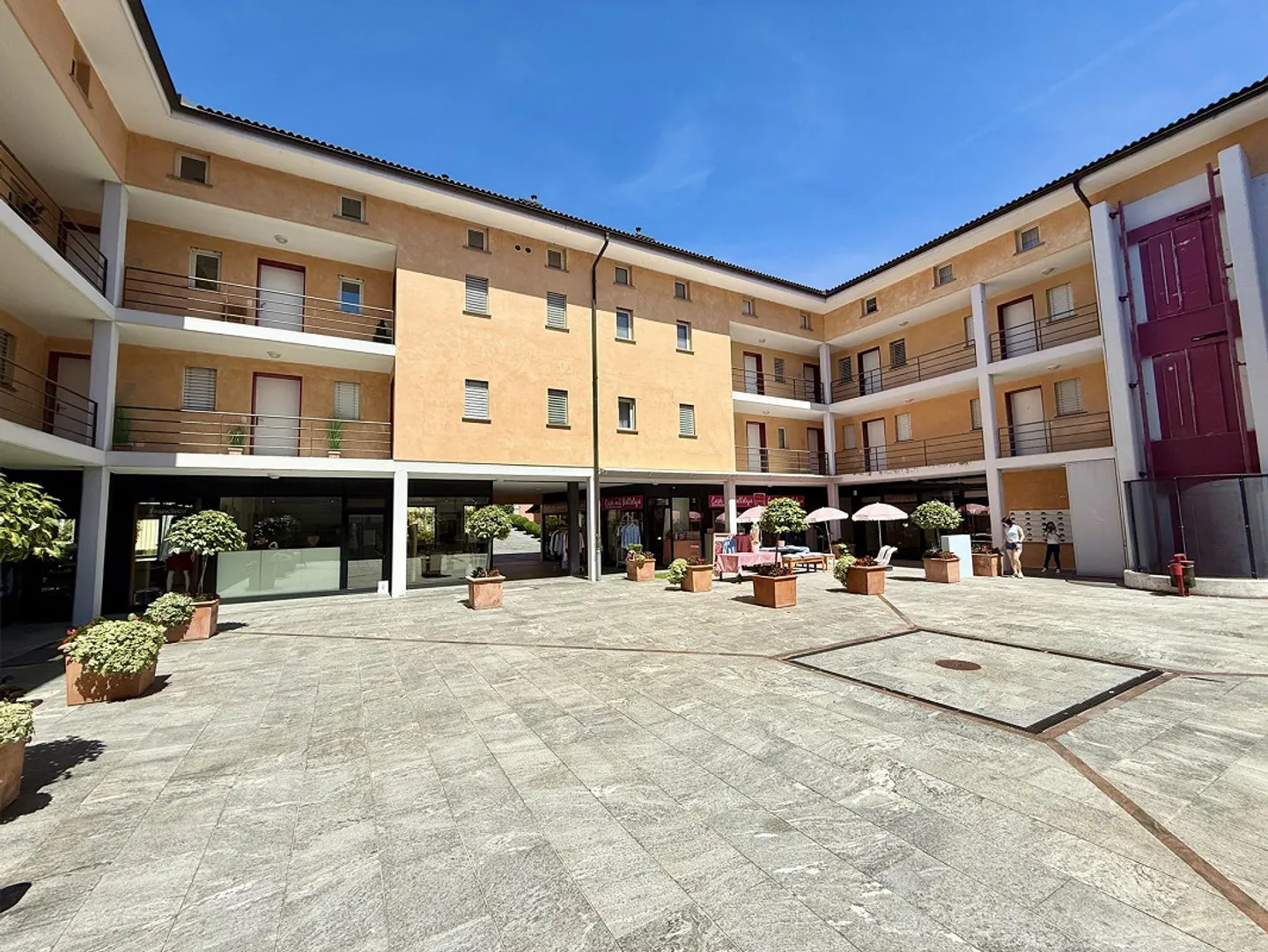 Elegante Negozio - Negozio in Piazza Ascona - Foto 1 di 11