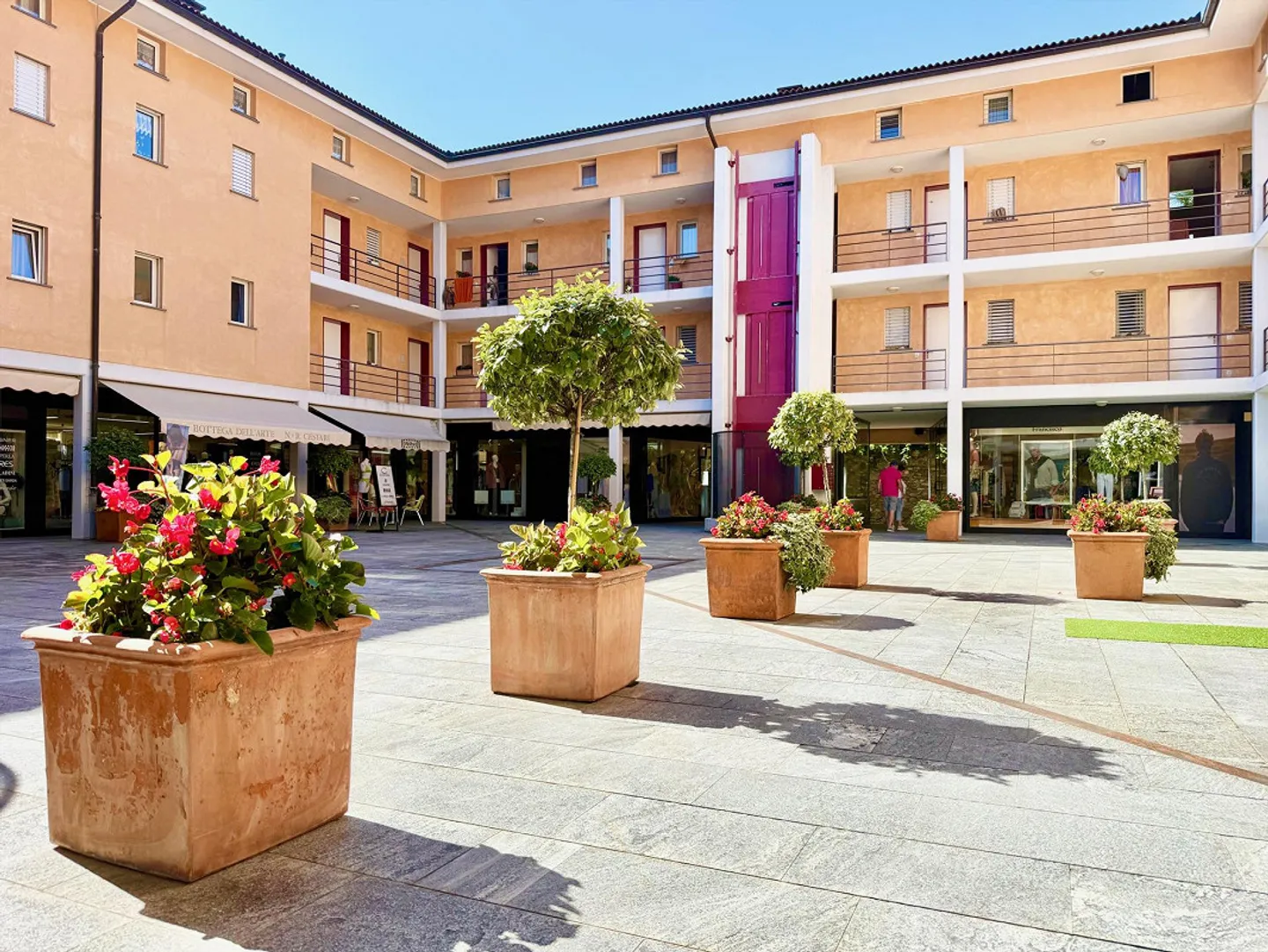 Elegante Negozio - Negozio in Piazza Ascona - Foto 5 di 11