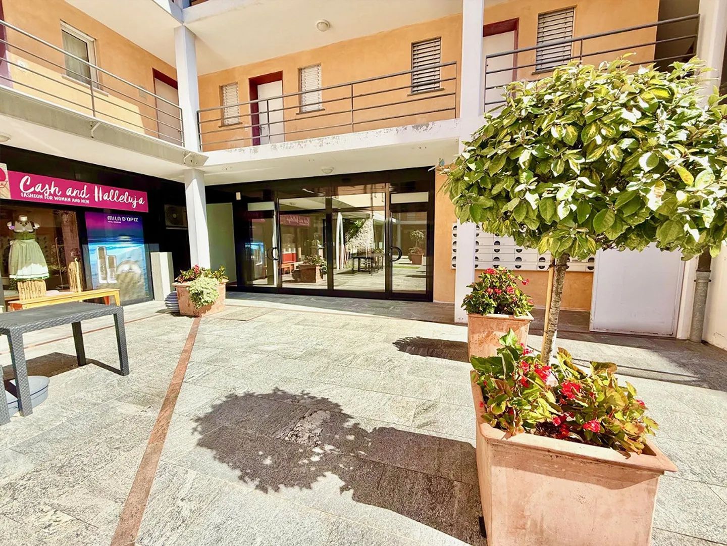 Elegante Negozio - Negozio in Piazza Ascona - Foto 6 di 11