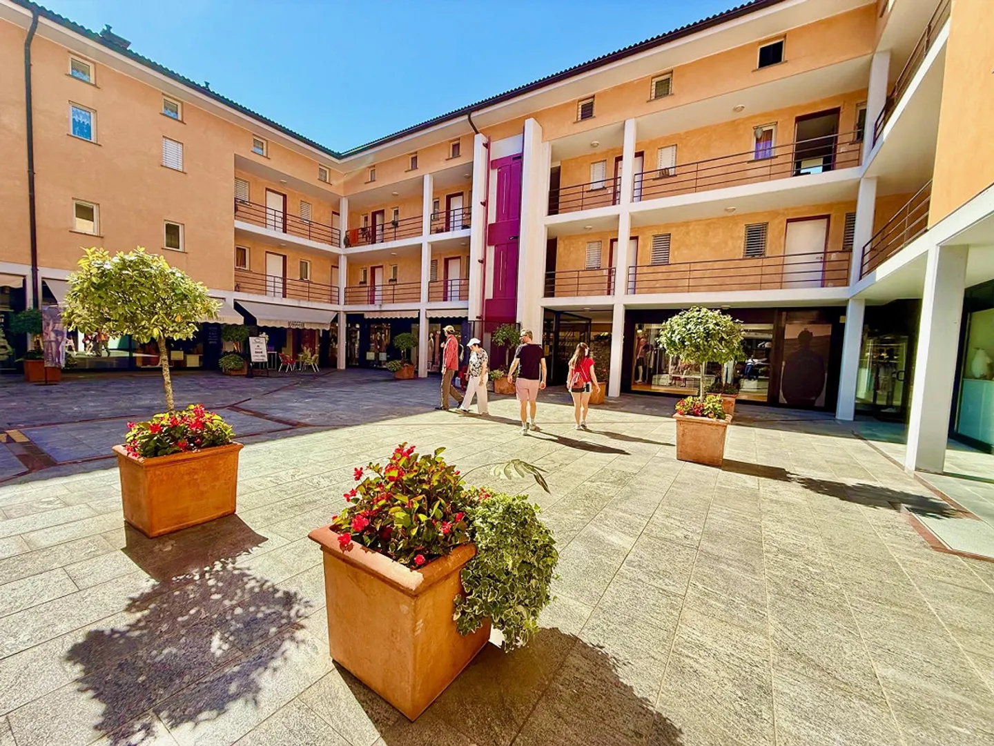 Elegante Negozio - Negozio in Piazza Ascona - Foto 7 di 11