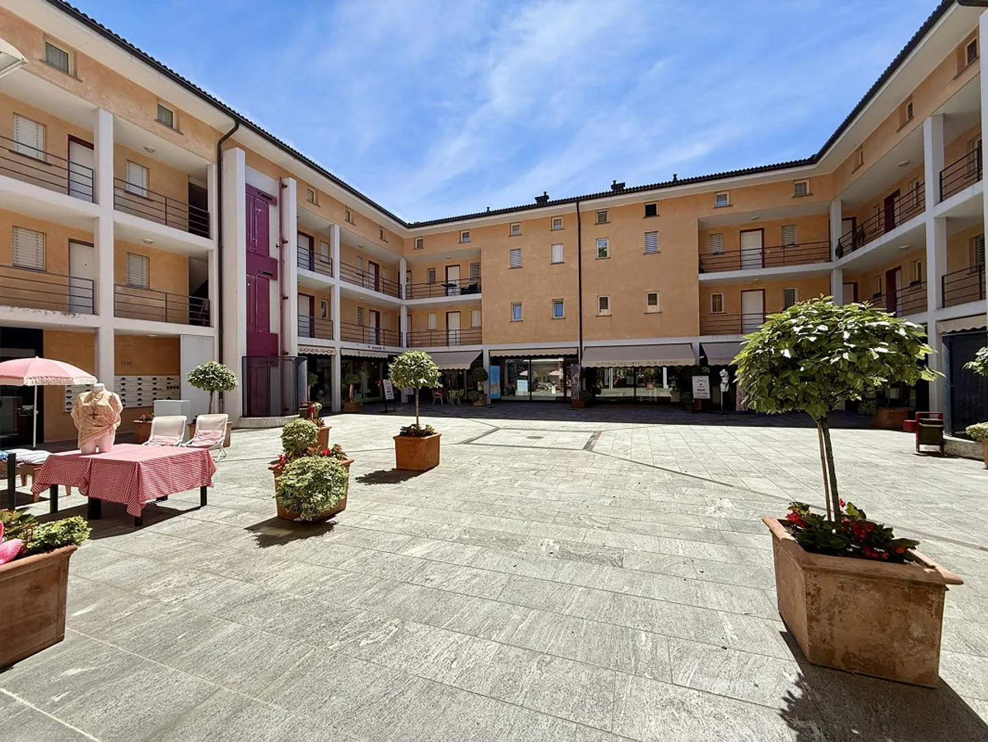 Elegante Negozio - Negozio in Piazza Ascona - Foto 10 di 11