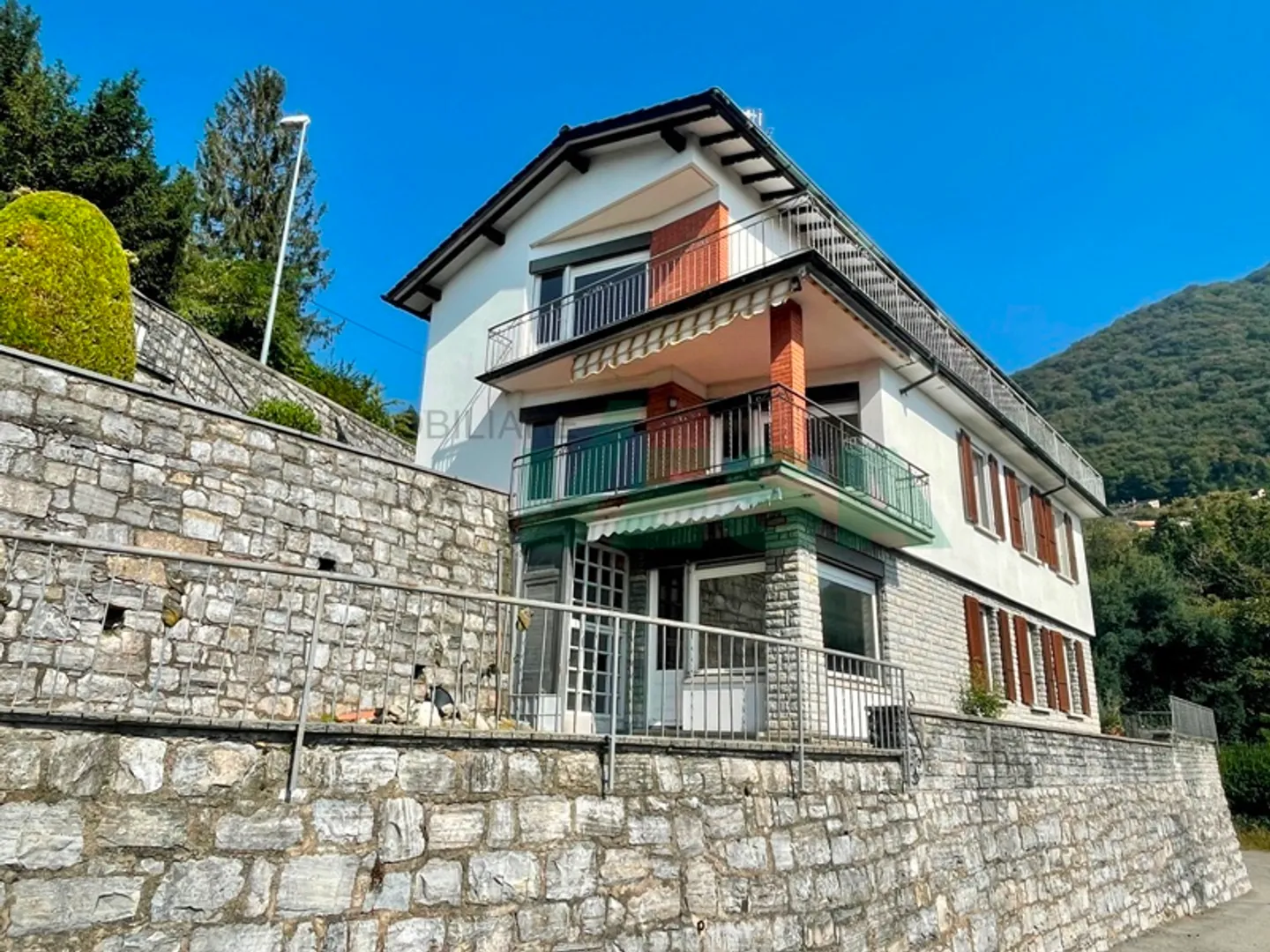 Ampia casa con 3 appartamenti di diverse dimensioni, con bella vista - Foto 2 di 12