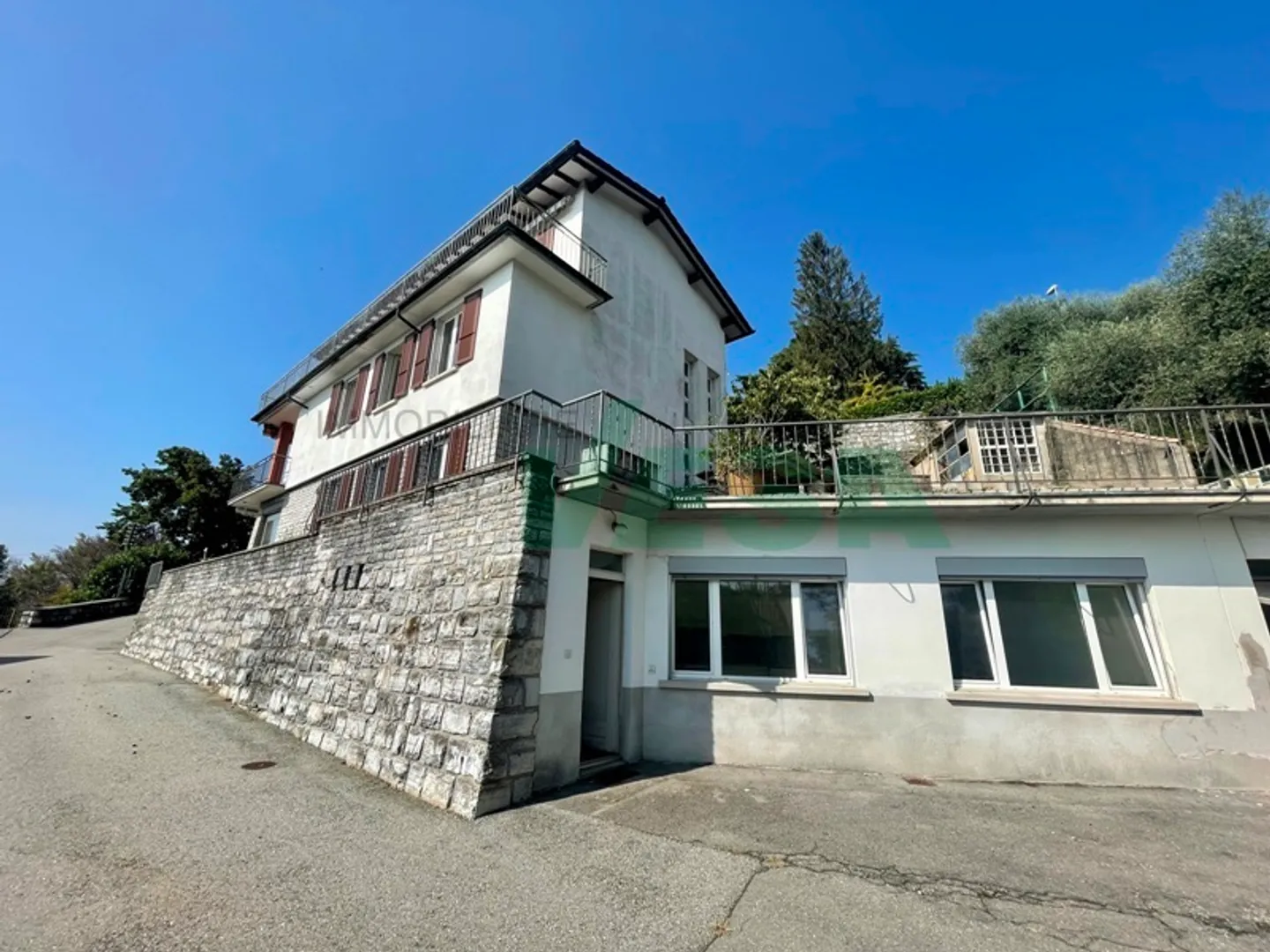 Ampia casa con 3 appartamenti di diverse dimensioni, con bella vista - Foto 1 di 12