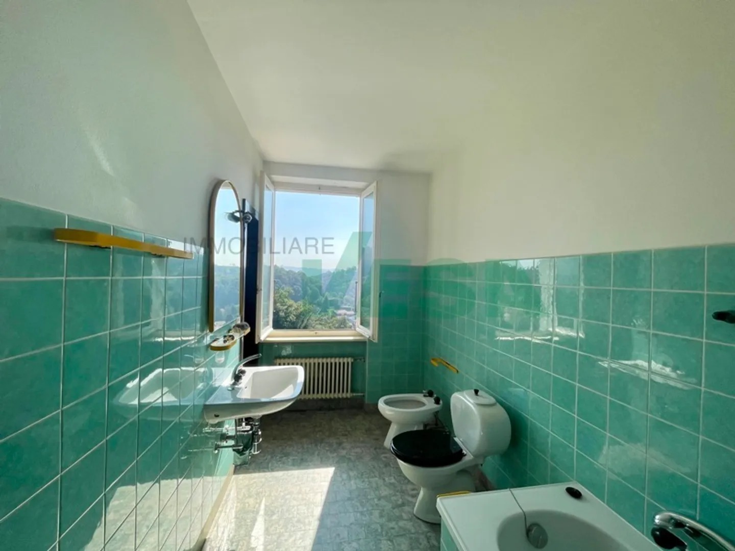 Ampia casa con 3 appartamenti di diverse dimensioni, con bella vista - Foto 11 di 12