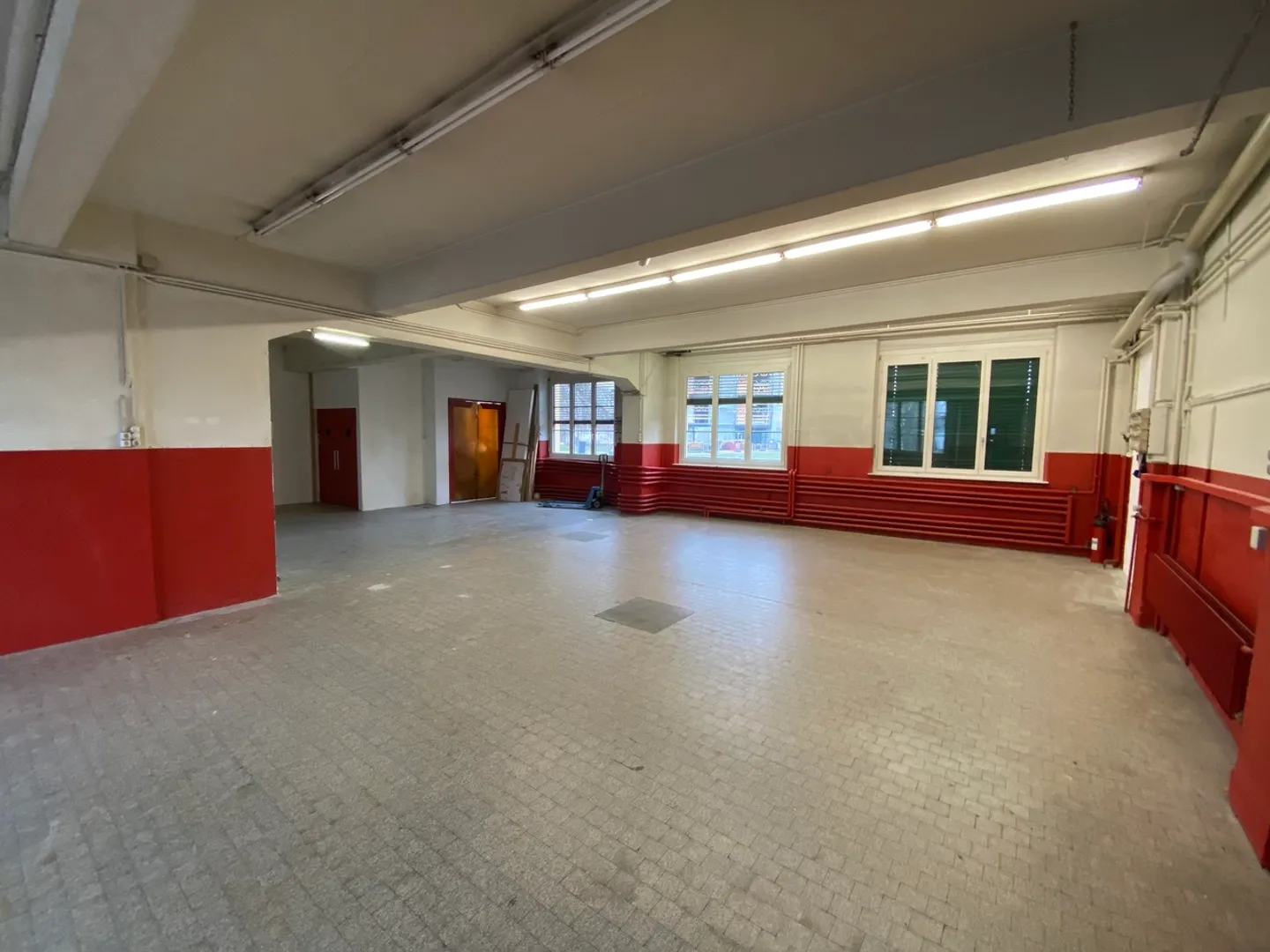 Ground floor commercial space of 200 m2 for rent. - Photo 2 of 13