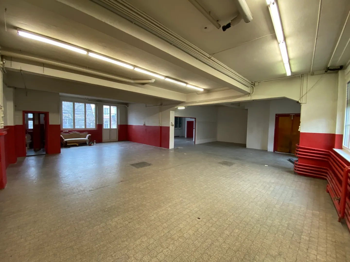 Ground floor commercial space of 200 m2 for rent. - Photo 5 of 13