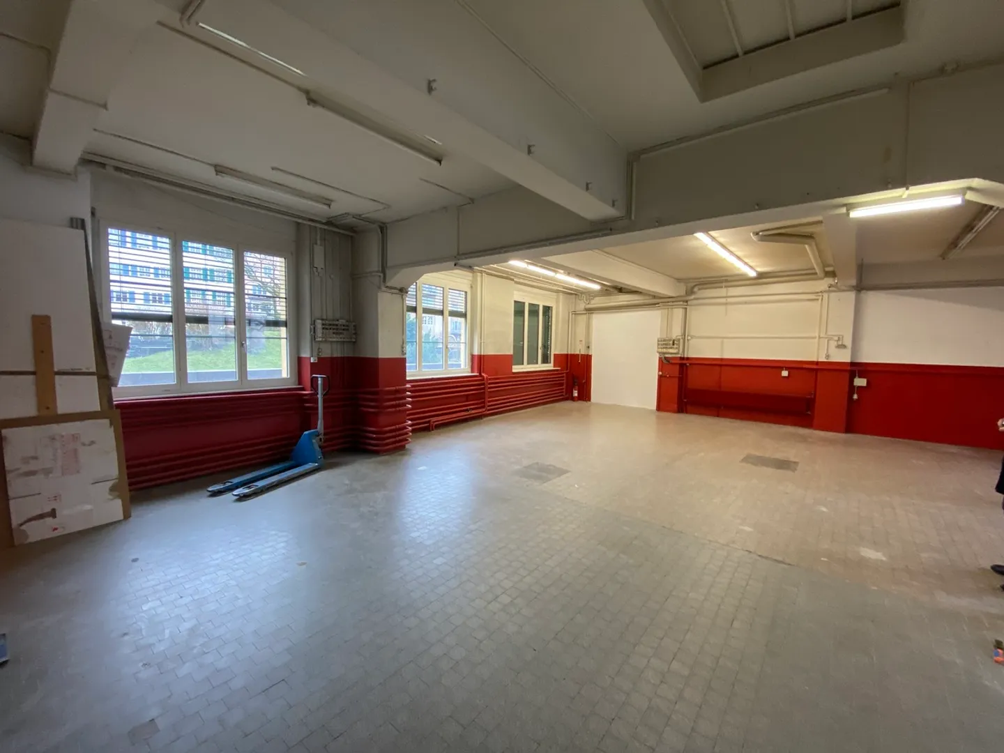 Ground floor commercial space of 200 m2 for rent. - Photo 6 of 13
