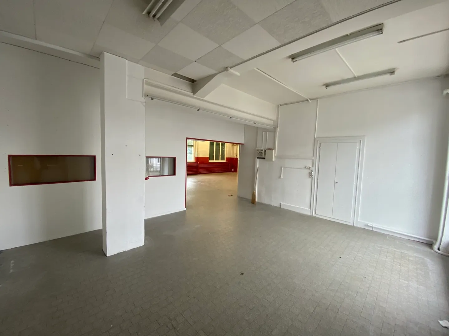Ground floor commercial space of 200 m2 for rent. - Photo 9 of 13
