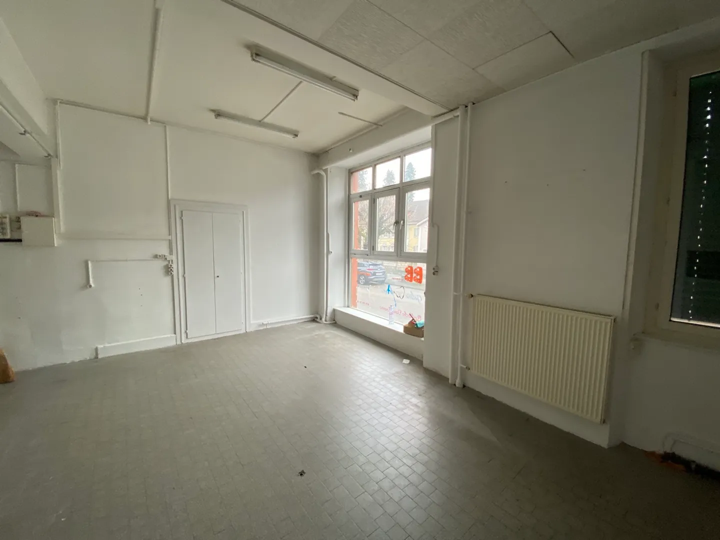 Ground floor commercial space of 200 m2 for rent. - Photo 10 of 13