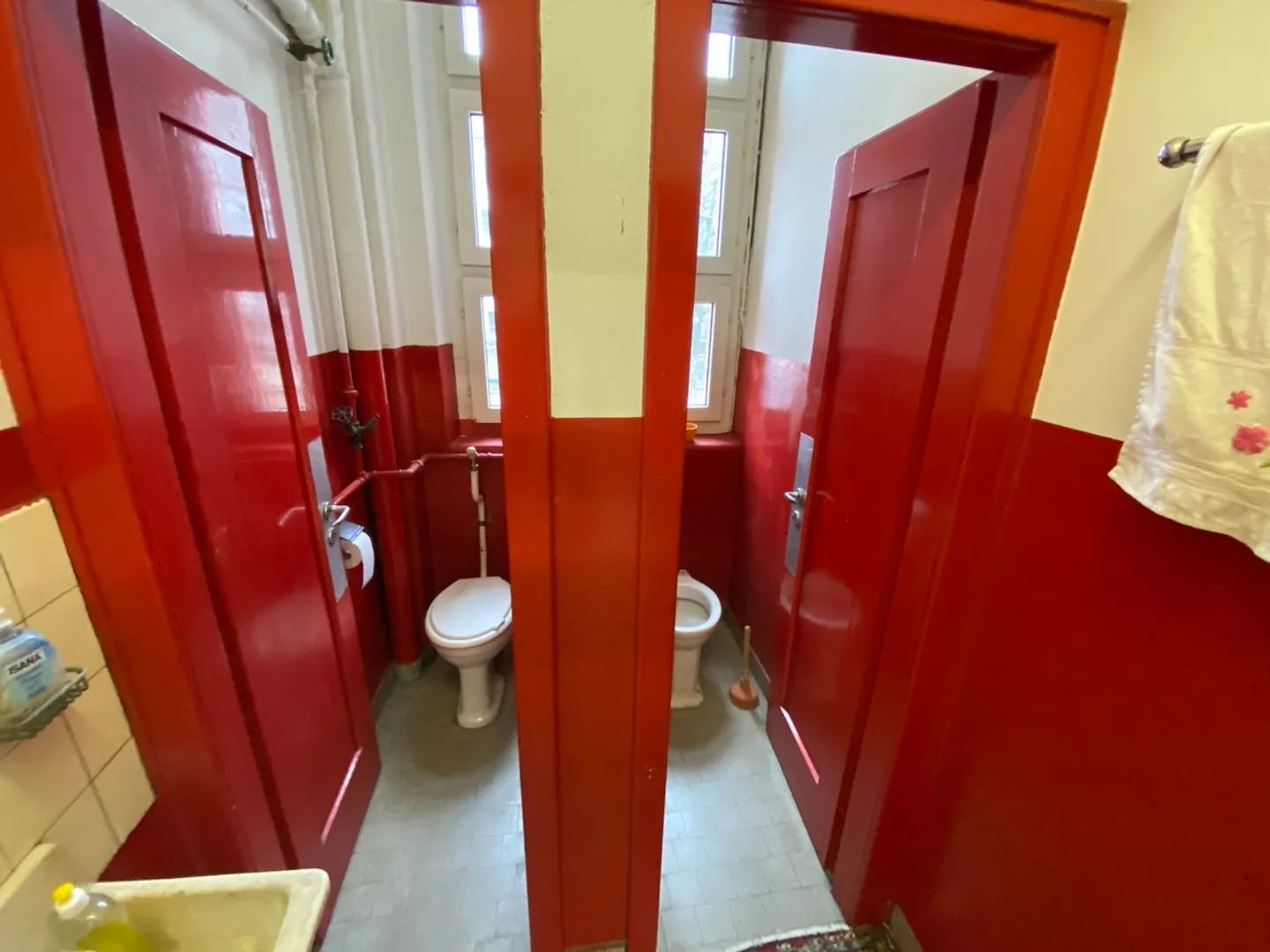 Ground floor commercial space of 200 m2 for rent. - Photo 12 of 13
