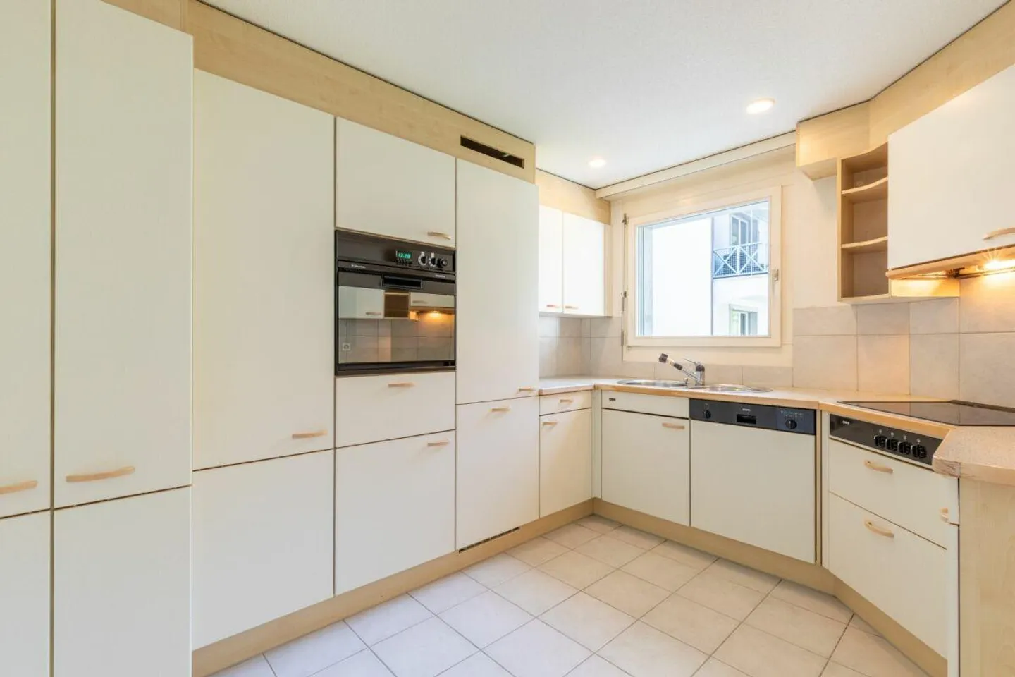 Bright apartment with great potential - Photo 5 of 10