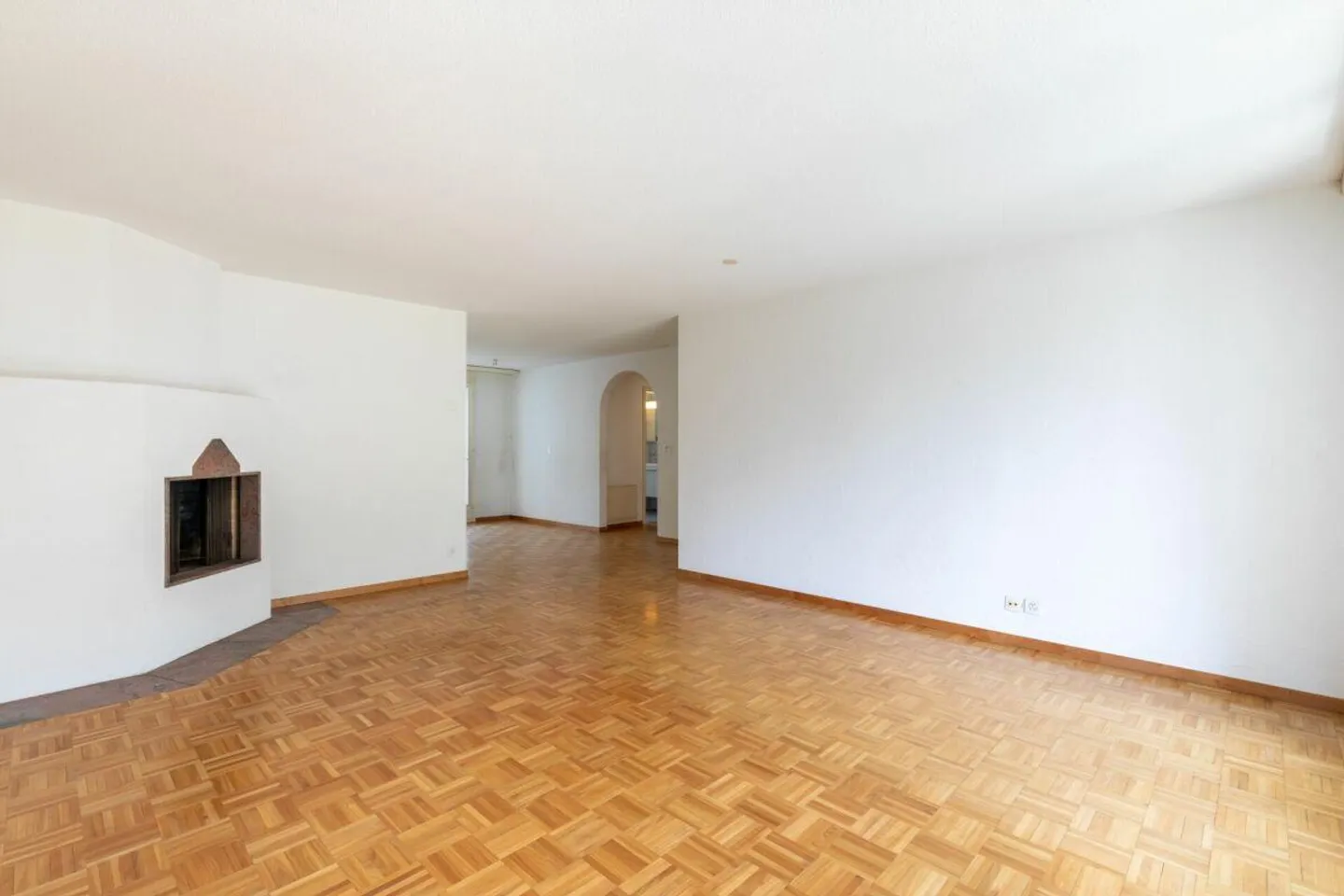 Bright apartment with great potential - Photo 2 of 10