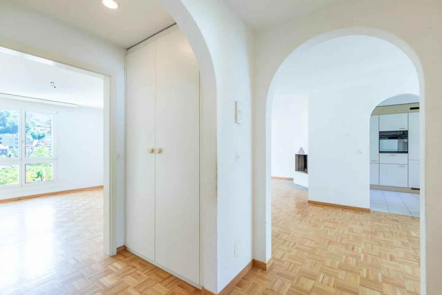 Bright apartment with great potential - Photo 3 of 10