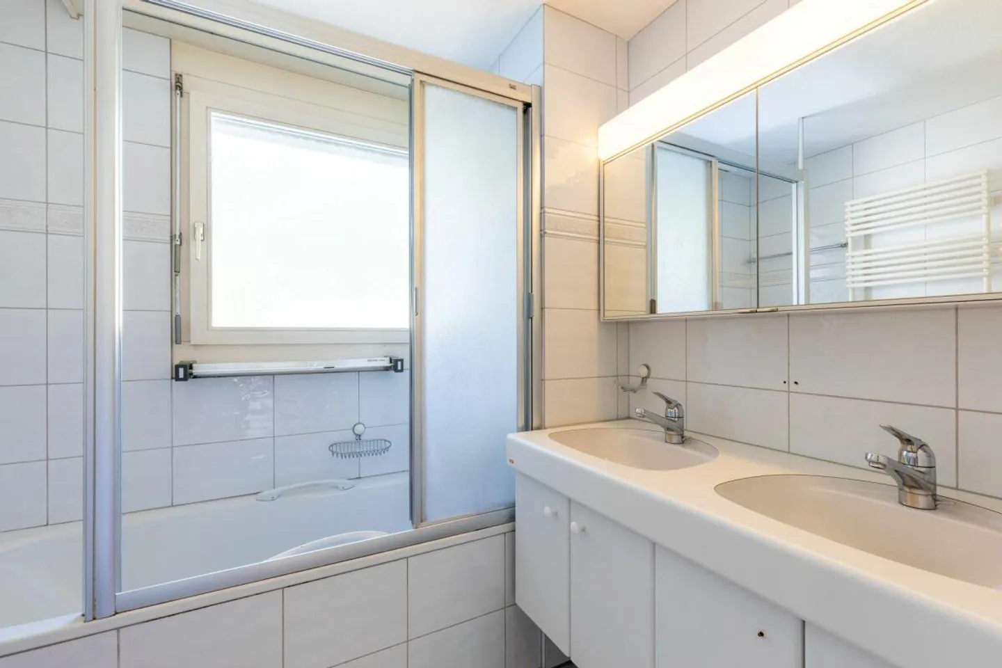 Bright apartment with great potential - Photo 6 of 10