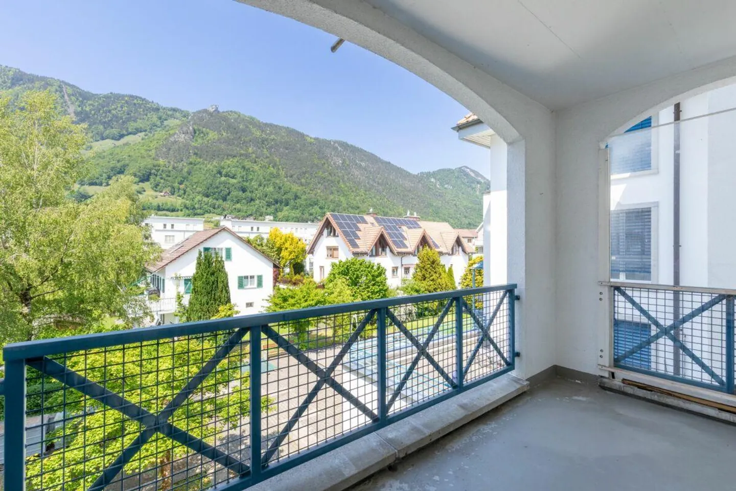 Bright apartment with great potential - Photo 9 of 10