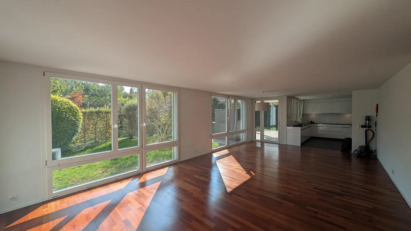 Appartement de jardin lumineux et charmant de 5 pièces au cœur d'Oberwil ! - Photo 2 sur 10