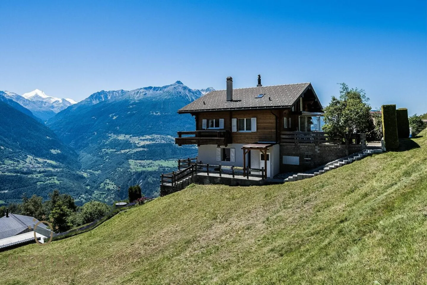 Modernisiertes Chalet mit Einliegerwohnung und Weitblick - Foto 1 von 36