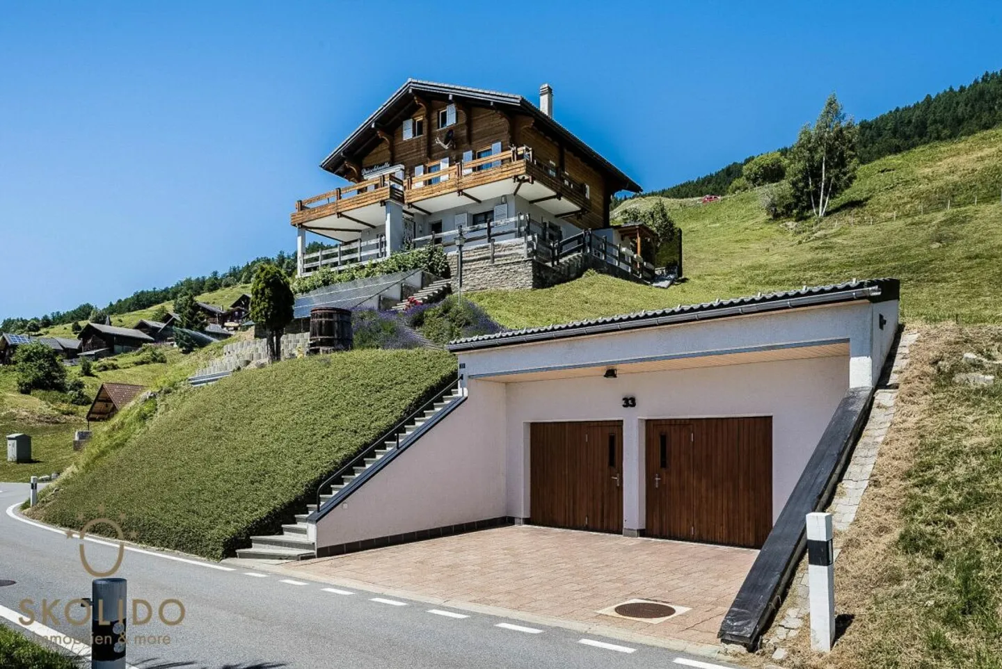 Modernisiertes Chalet mit Einliegerwohnung und Weitblick - Foto 2 von 36