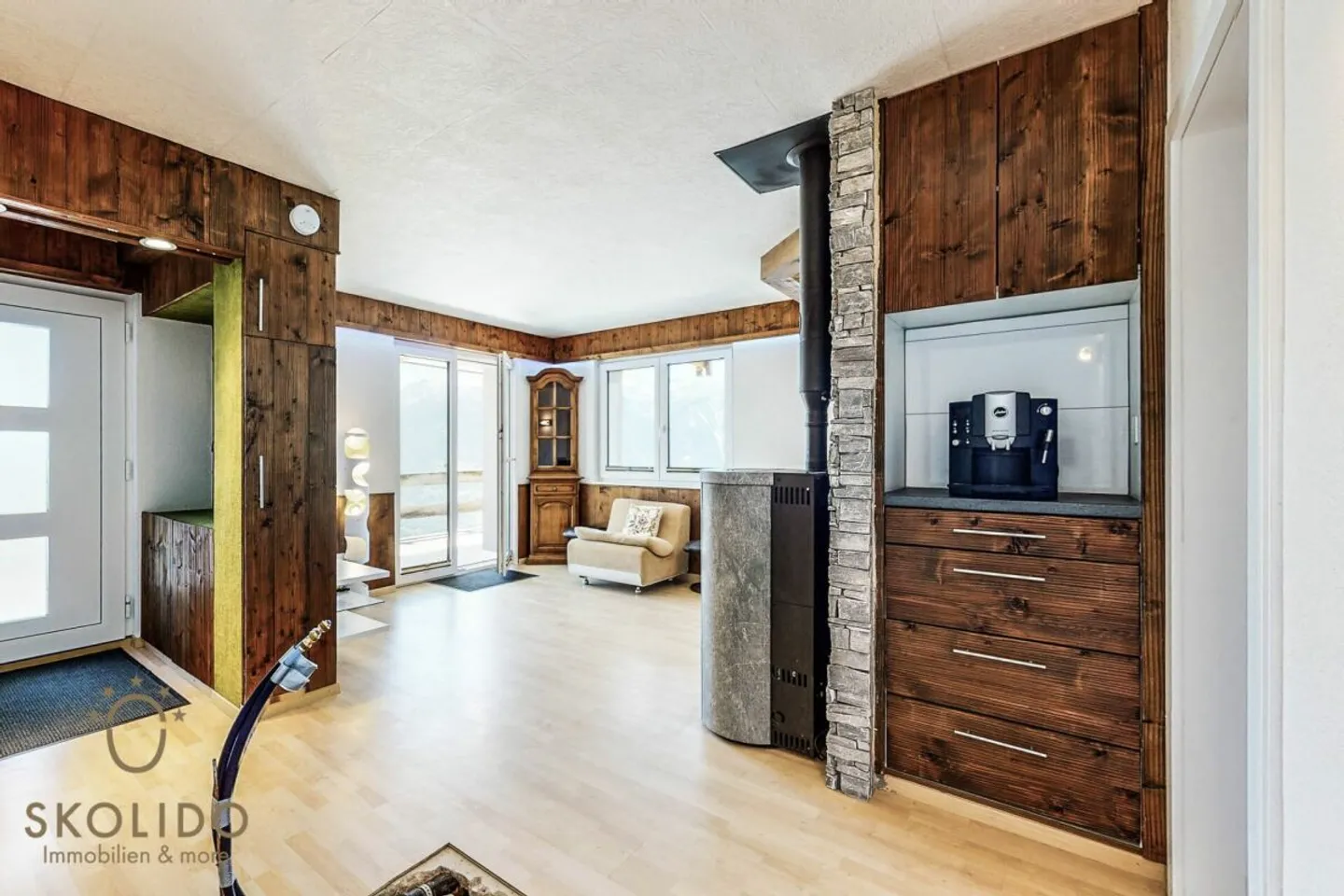 Modernisiertes Chalet mit Einliegerwohnung und Weitblick - Foto 4 von 36