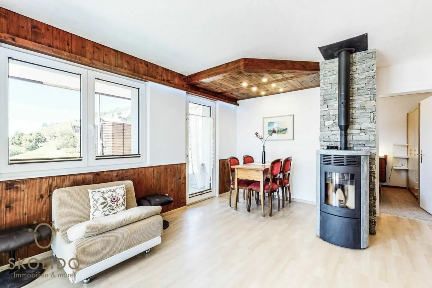 Modernisiertes Chalet mit Einliegerwohnung und Weitblick - Foto 7 von 36