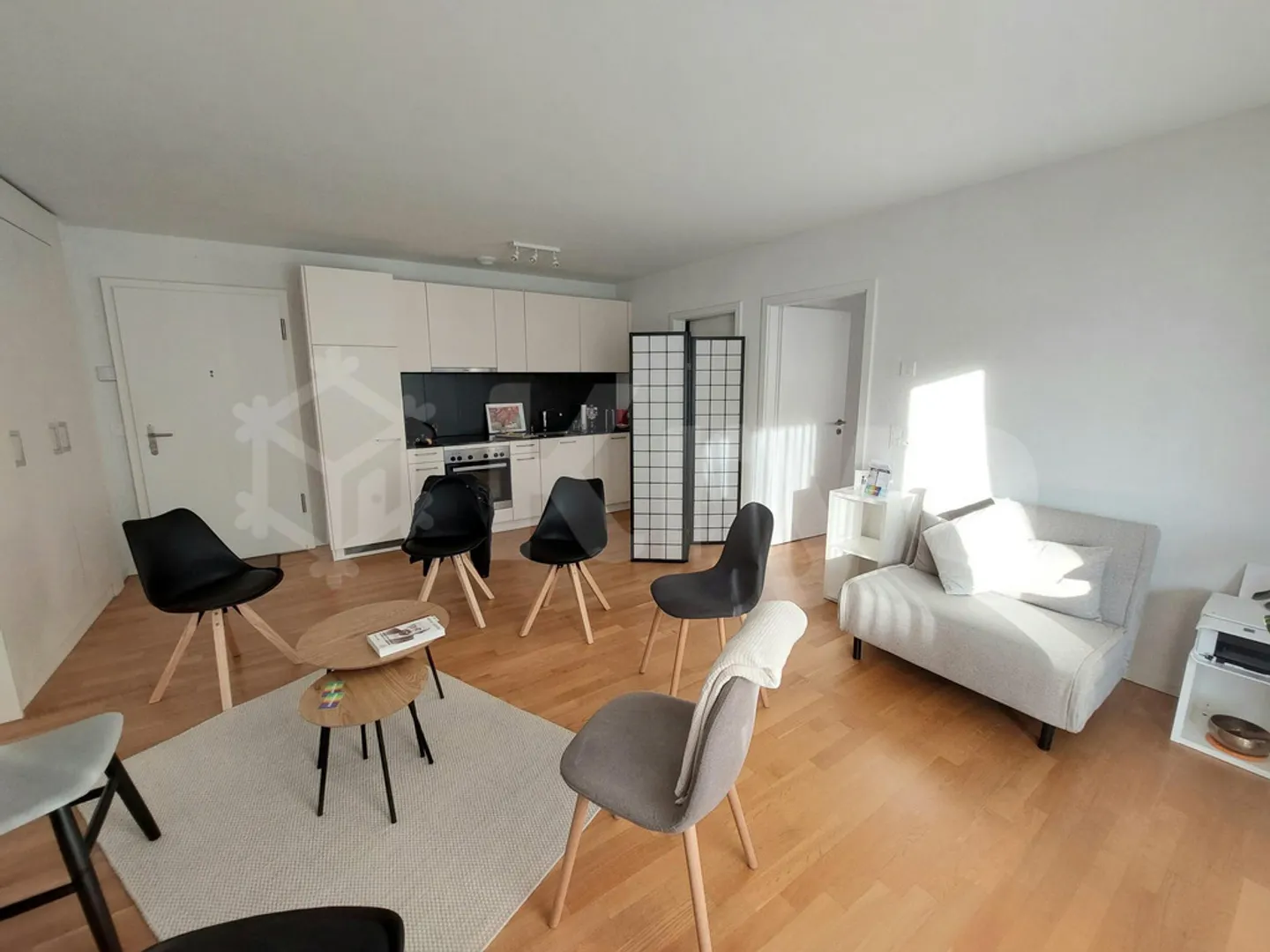 Modern Apartment Near Train Station - Photo 2 of 5