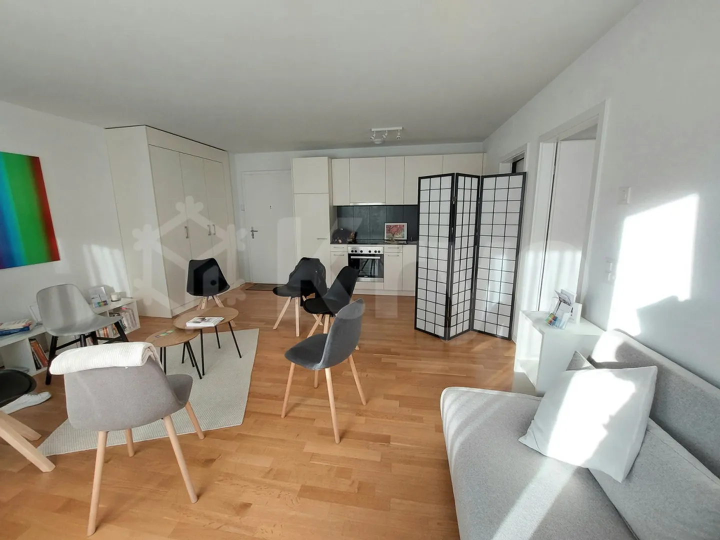 Modern Apartment Near Train Station - Photo 3 of 5