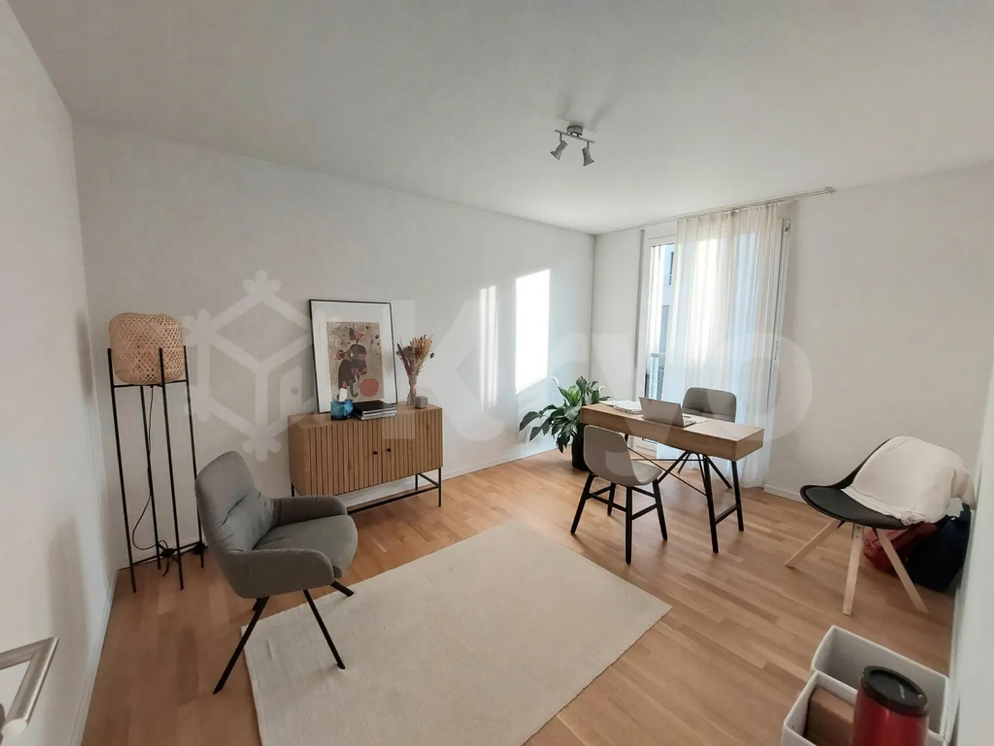 Modern Apartment Near Train Station - Photo 4 of 5