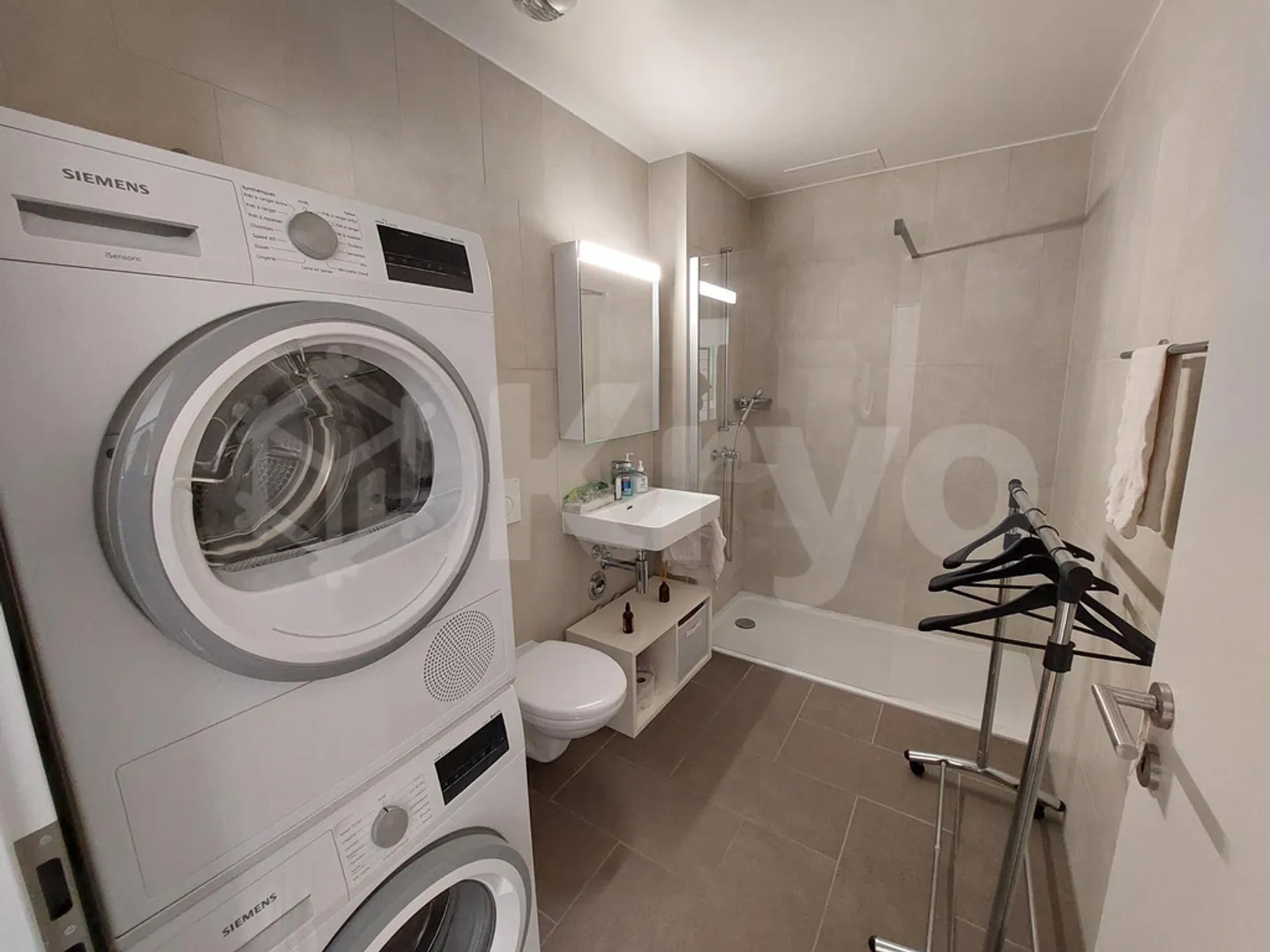 Modern Apartment Near Train Station - Photo 5 of 5