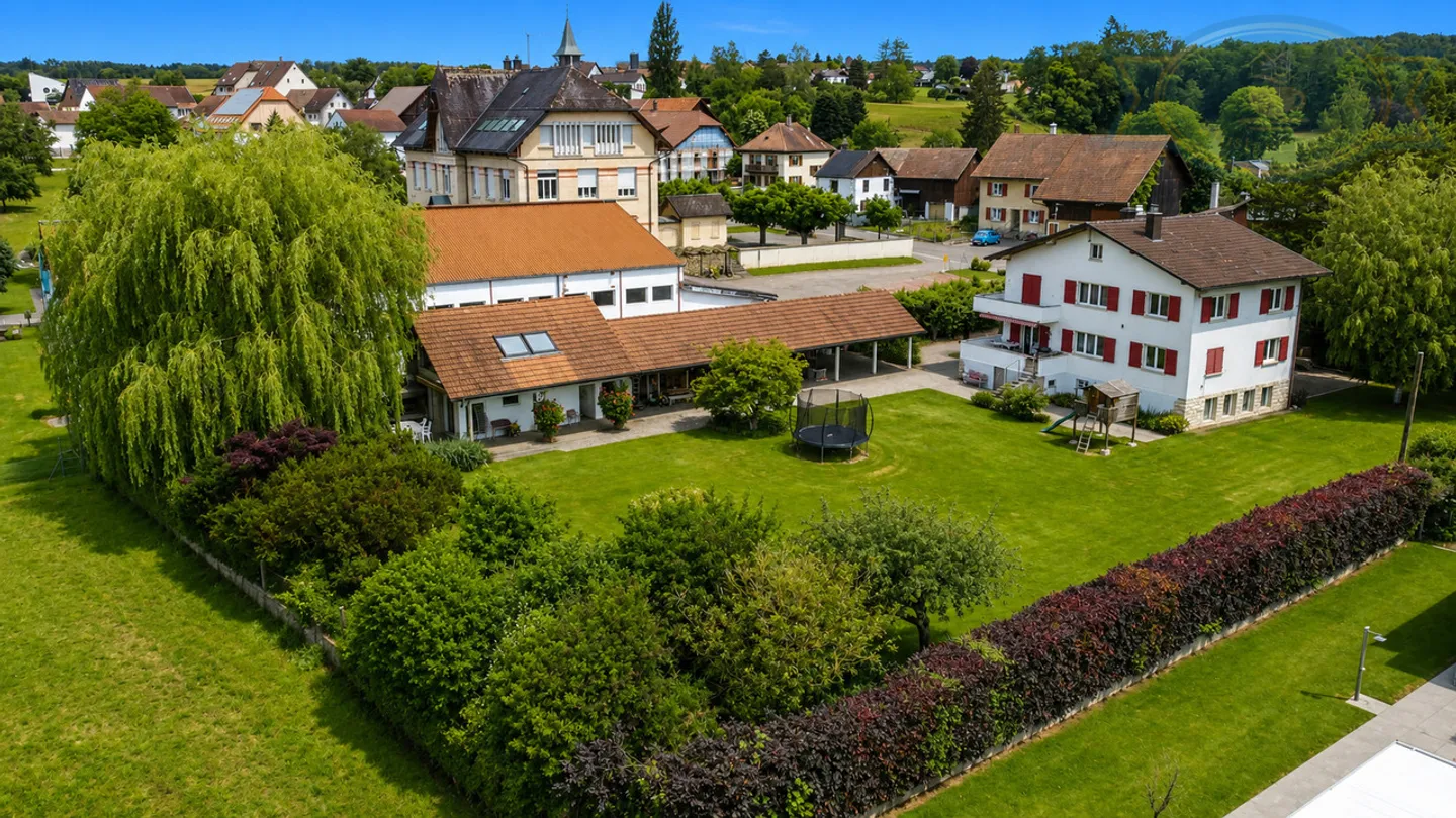 Haus mit zwei Wohnungen, großem Grundstück und ausbaubarem Pavillon - Foto 3 von 17