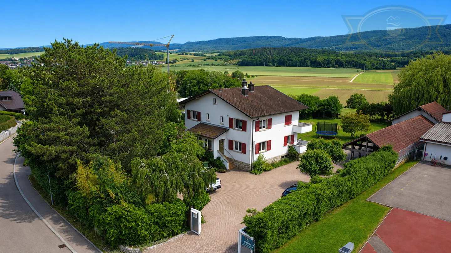 Haus mit zwei Wohnungen, großem Grundstück und ausbaubarem Pavillon - Foto 2 von 17