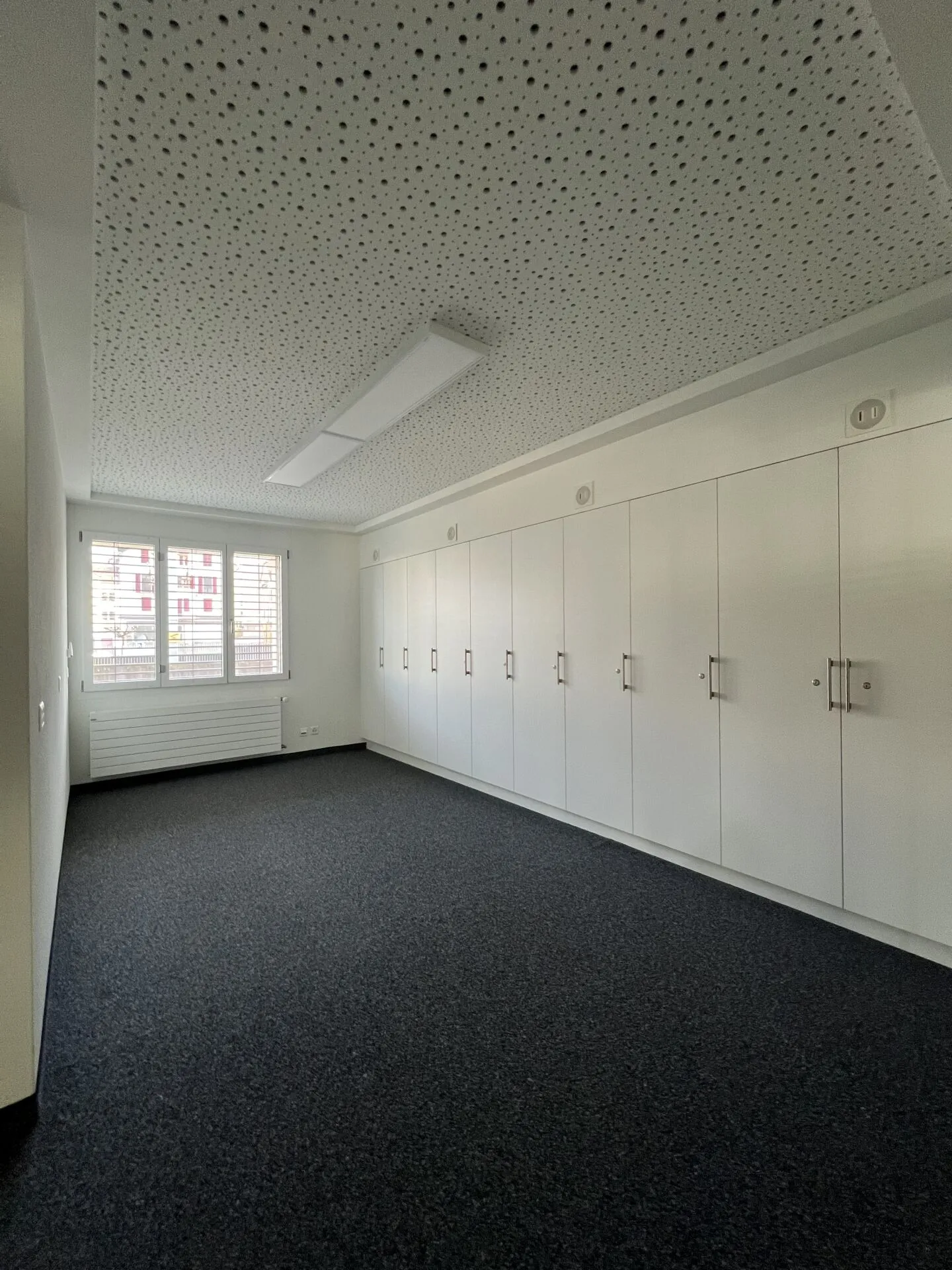 TEMPORARY - Modern Office Spaces Near Schwyz Train Station - Photo 3 of 9