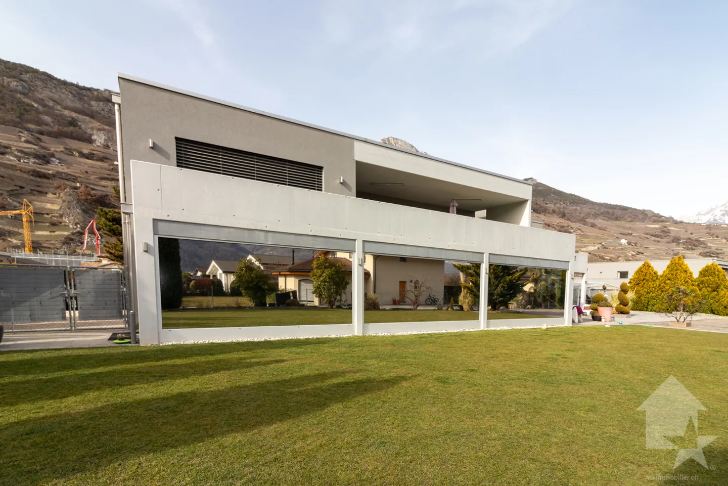 Villa moderna con giardino paesaggistico - Foto 1 di 34