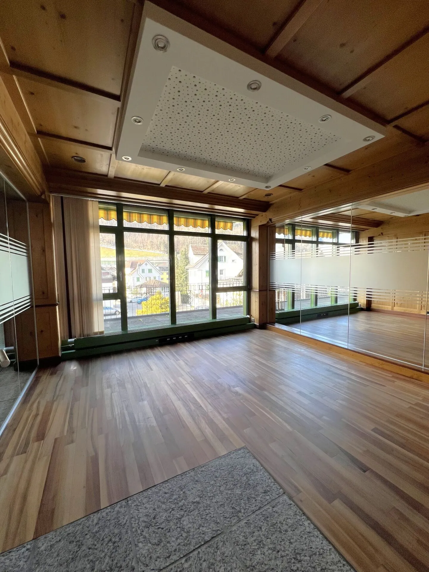 TEMPORARY - Modern Office Spaces Near Schwyz Train Station - Photo 6 of 9