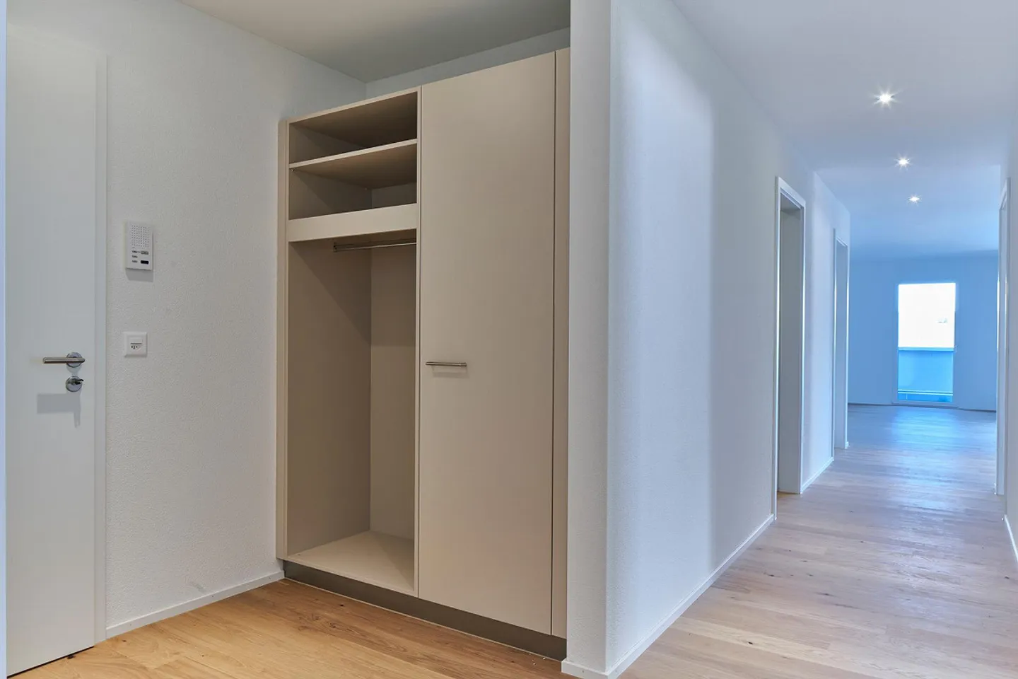 Appartamento attico di 4,5 stanze di alta qualità e soleggiato con terrazza - Foto 2 di 11