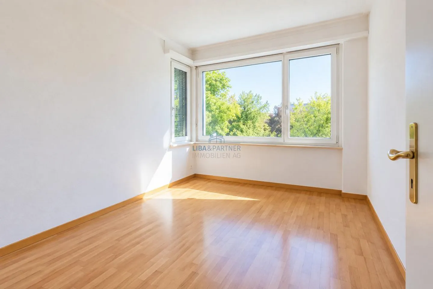 Spacious Condominium with Fireplace in Popular Gellert - Photo 8 of 12