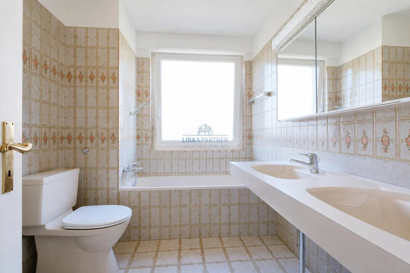 Spacious Condominium with Fireplace in Popular Gellert - Photo 10 of 12