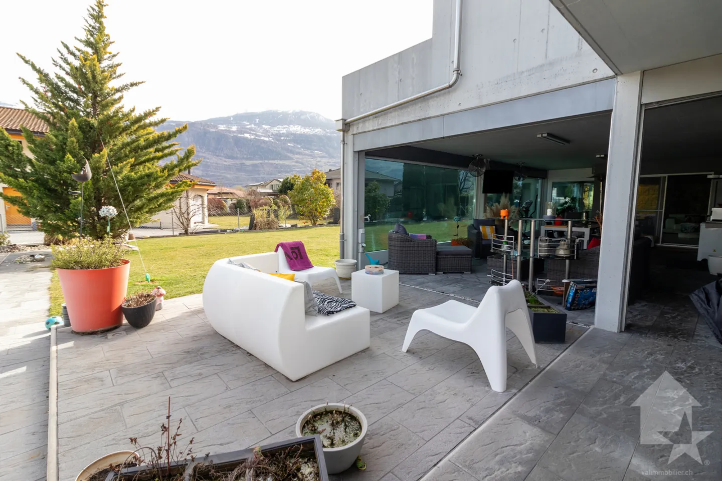 Villa moderna con giardino paesaggistico - Foto 24 di 34