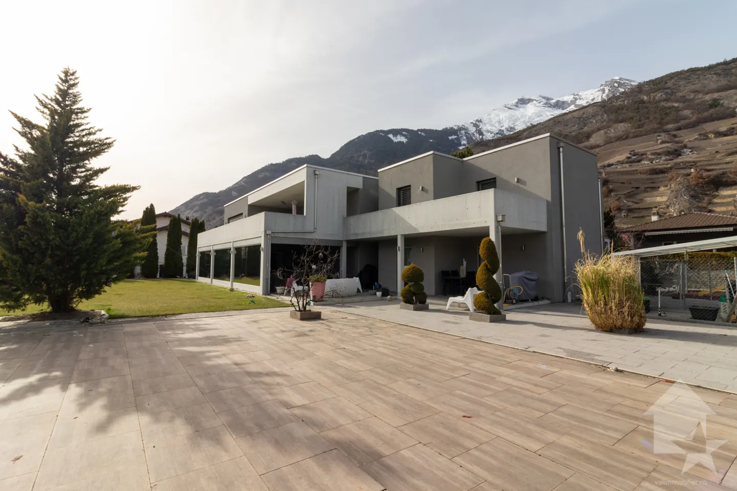 Villa moderna con giardino paesaggistico - Foto 28 di 34