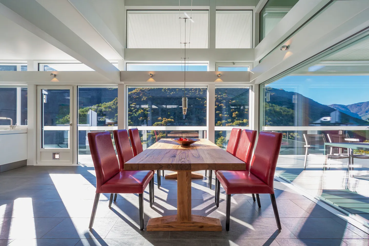 Oasi di Lusso e Design: Villa con Vista Panoramica a 360° - Foto 8 di 20