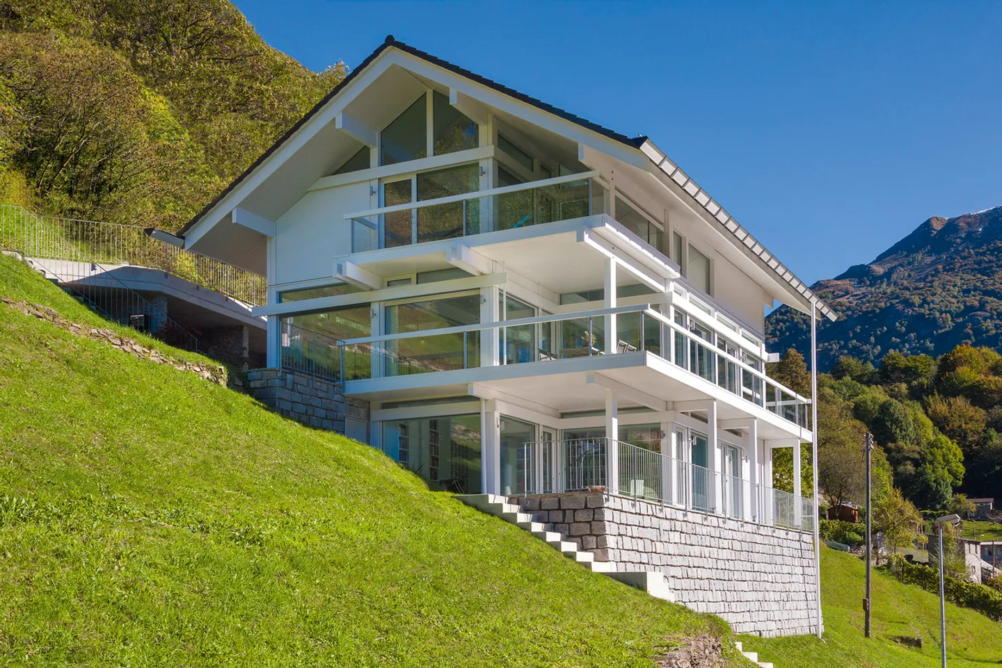Oasi di Lusso e Design: Villa con Vista Panoramica a 360° - Foto 5 di 20