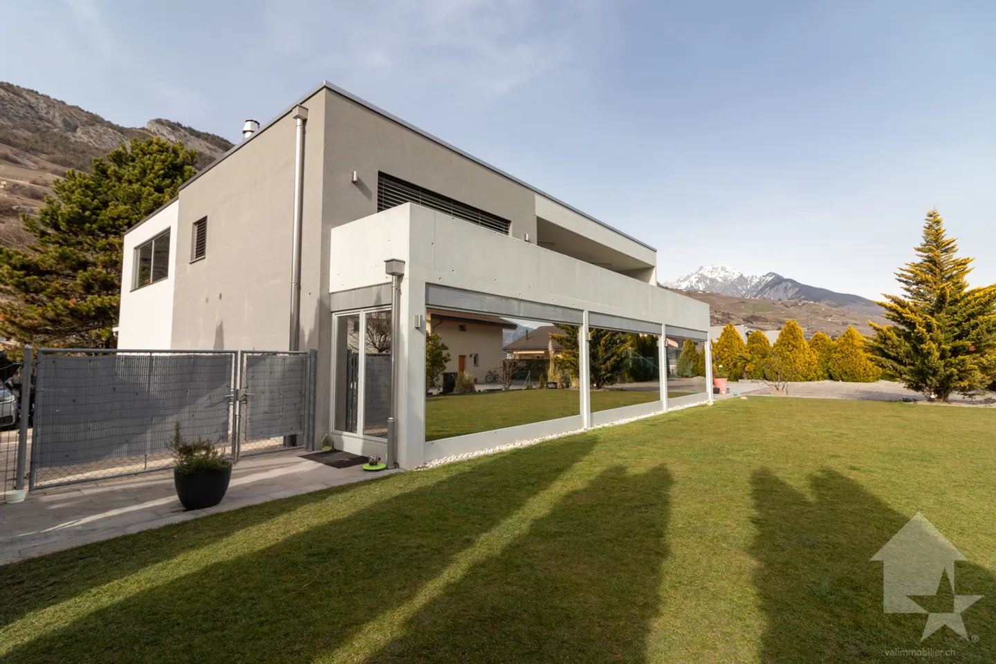 Villa moderna con giardino paesaggistico - Foto 30 di 34